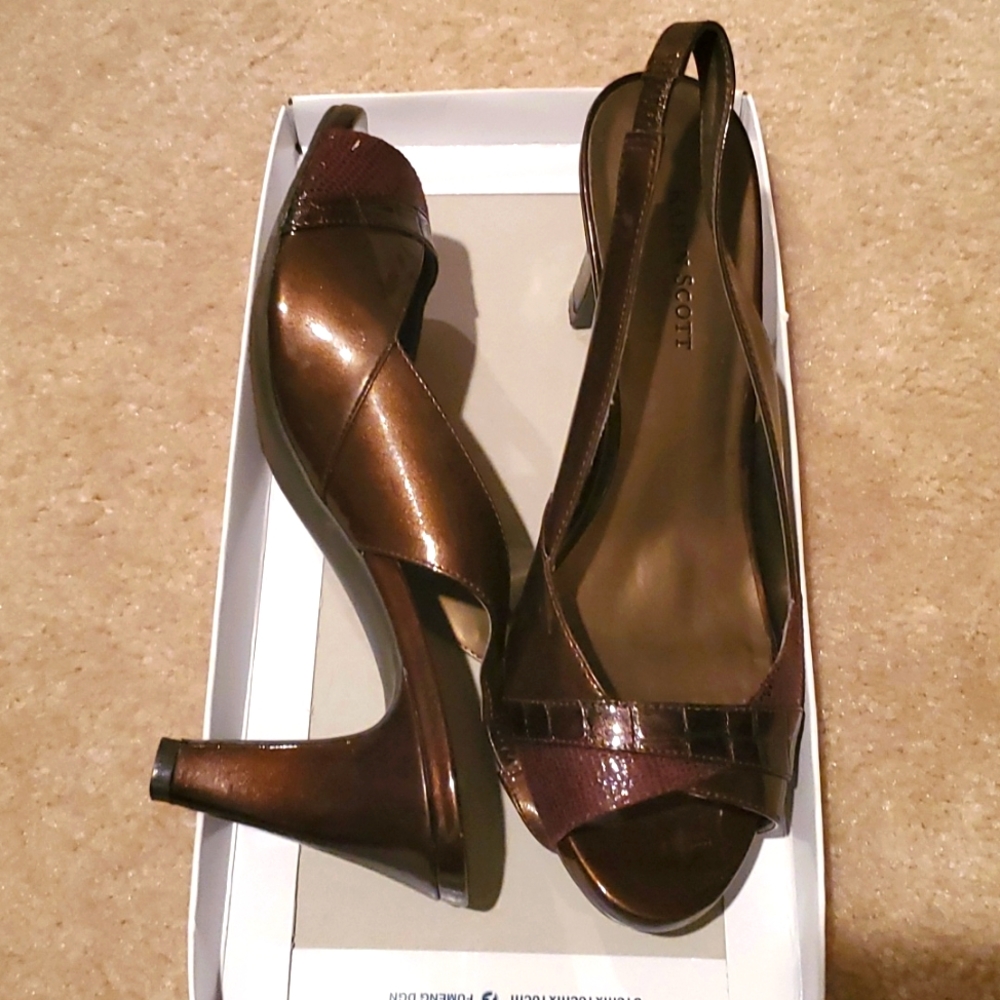 Ladies size 9 sling back shoes brown patent leather by Karen Scott. New